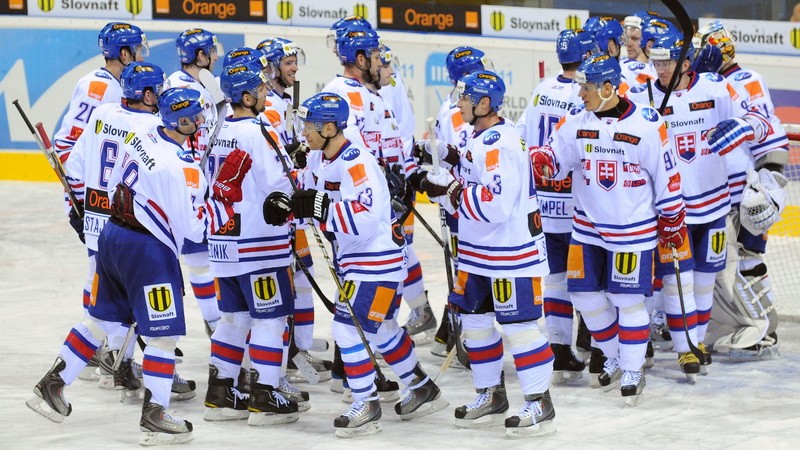 Slovenskí hráči sa tešia z vítazstva počas hokejového turnaja Slovakia Cup 2011